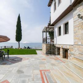 Mermaid Beachfront Villa, отель в городе Коропи