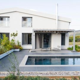 Sea breeze suites Mistral 4 per with private pool, hotel a Iràklio