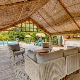 Mount Dora Home: Private Pool & Tropical Bar!