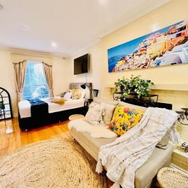 Cozy Self Contained Studio with Seperate Spacious Living room -Just a Stone's Throw from Newly Renovated Knox Westfield in East Melbourne
