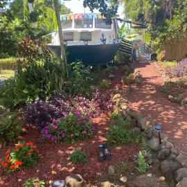 Cozy jungle boat hideaway with stunning ocean view, hotel a Kealakekua