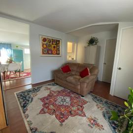 Two bedroom, living/dining room, מלון בBellport