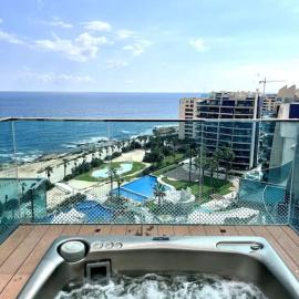 Luxury Penthouse with a Private Jacuzzi!, Hotel in Punta Prima