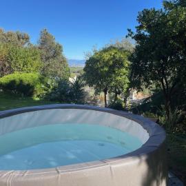 Domaine des Tuilières avec Jacuzzi, готель у місті Валлоріс