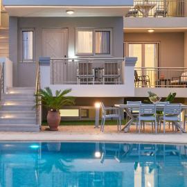 Modern Family apartment Ewa with pool, dining area on Crete coast, hotel em Stavromenos