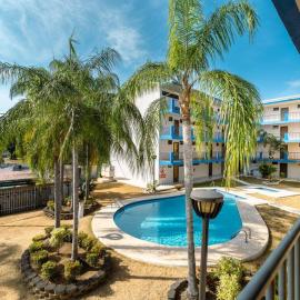 Tropical Tranquility - Steps from Corcega Beach, hotel a Stella
