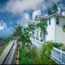 Le Reve Valley - Canadian cottage 3 - 3BHK Luxury cottage,Bonfire,Barbeque,Gym,Kids play zone,Lake view, hotel in Bhīm Tāl