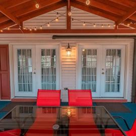 Cheerful Chalet - Fireplace, BBQ, Firepit& Hottub, hotel v mestu Long Pond