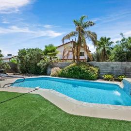 4BR Family Home, Private Pool & BBQ, Near Strip