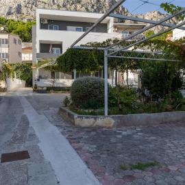 Apartments with parking space Omis - 2745