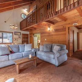 3BR Tahoe Donner Cabin with HOA Perks like Pools Hot-Tub Minutes to Trails Lake Golf, hotel en Truckee