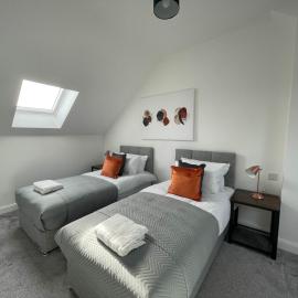 3 Bedroom New House with Wi-Fi Sleep 5 By Home Away From Home - A