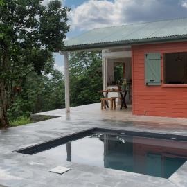 Lodge traditionnel et sa piscine vue mer, hotel in Gallochat