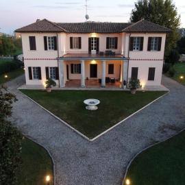 Suites Mansion, hotel di Rozzano