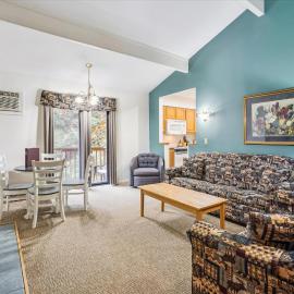 Cedarbrook Deluxe One bedroom Queen Suite with outdoor heated pool 209, hotel a Killington