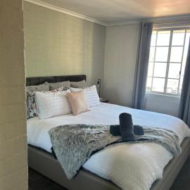 Plush 2 bedroom apartment Kingston, hotel in Kingston 