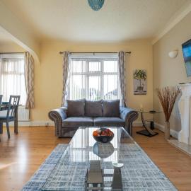 Spacious Apartment - Parking - Sleeps 5
