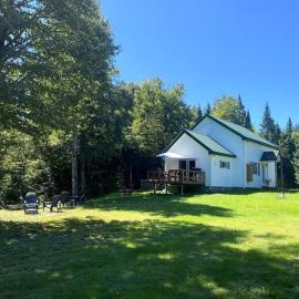 LE JAZZ- Chalet rustique/chic avec SPA, hotel v mestu Notre-Dame-Des-Bois