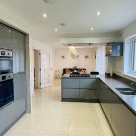 5 Bedroom detached House near Edinburgh Airport for Contractors and Family with free parking