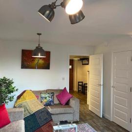 Homely, Cosy & Contemporary 4 BDR house with Garden & Parking 5 mins drive to Addenbrookes & Papworth hospitals & Bio Medical campus