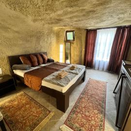 Sirocave Barlang szobák، فندق في Sirok