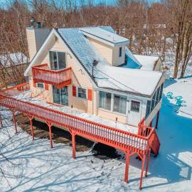 PoconoChalet-Hot Tub-Grill-Firepit-Games, hotelli kohteessa Long Pond