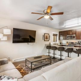 The Yellowstone Hideaway Unit A Cozy 1-Bedroom Yellowstone Hideaway, 1 Minute from Yellowstone Park!, hotel in West Yellowstone