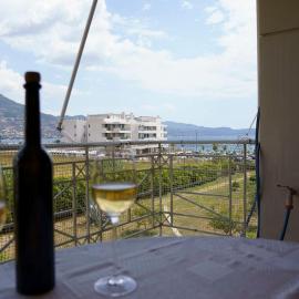 On The Wave - Modern Beachfront Apartment in Kalamata, hotel em Faraí