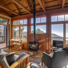 Romantic Ridgetop Escape w/ Hot Tub Near Mendocino, hotel en Albion