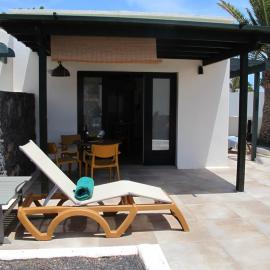 Bungalow GOA Pool view, Playa Roca residence sea front access - Free AC - Wifi, hotel di Costa Teguise