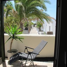 Bungalow LIDO-Playa Roca residence with sea front access - Free AC - Wifi, hotel di Costa Teguise