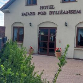 Zajazd Pod Dyliżansem, מלון בKościelec