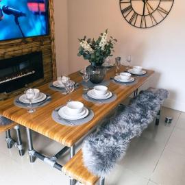 4 bedroom - Sleep 9 home in Cheadle Staffordshire - Alton towers Polar Express Dimmingsdale Peak District Trentham Gardens Water World