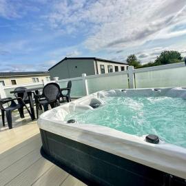 Spring View Hot tub Lodge, viešbutis mieste South Cerney