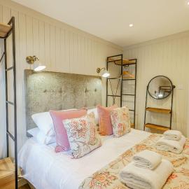 Conifer Lodge 8 with Hot Tub, hotel in Newton Stewart