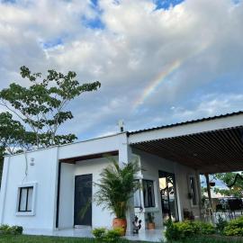 Cabaña Campestre con Piscina en la Hacienda Nápoles, khách sạn ở Doradal