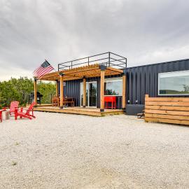 Remote Strawn Container Home w/ Hot Tub!, hotel em Strawn