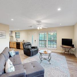 Hill Country Views & Patio: Private Home โรงแรมในPipe Creek