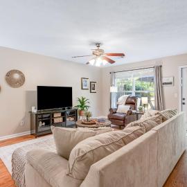 Seasonal Pool Access & Patio: Auburn Getaway!, hotel di Auburn