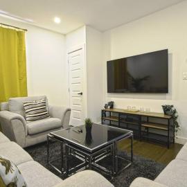 Downtown Prestige: Parking, King Bed, Sleeps 6, ξενοδοχείο σε Σέρμπρουκ