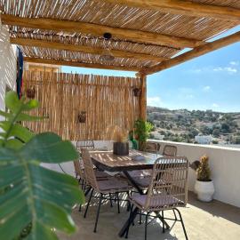 Sonia`s luxury apartment with jacuzzi: Kamilari şehrinde bir otel