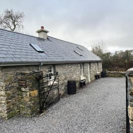 Newly Renovated stone cottage located 2.5 miles from Killarney Town, Hotel in Teernaboul