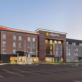 La Quinta Inn & Suites by Wyndham Mount Laurel Moorestown, хотел в Маунт Лорел