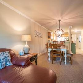 Riverfront home within walking distance of Helen, ξενοδοχείο σε Helen
