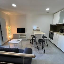 Maison au pied du château + parking privé, hótel í Champeix