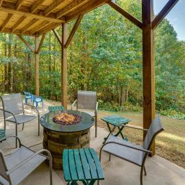 Serene Cabin w/ Deck & Fire Pit in Blue Ridge Mtns、Bosticのホテル