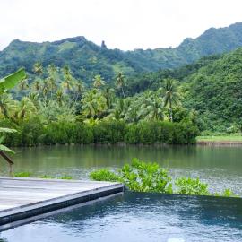 Villa Ho'a - bord de mer avec piscine, hotel en Papetoai