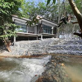 น้ำหราธาราโฮมสเตย์, hotel din Ban Thung Nui