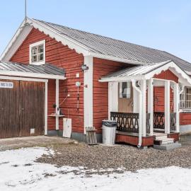Chalet Norrskensstugan by Interhome, hotel sa Vidsel