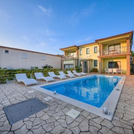 Luxurious Home In Vir，維爾的飯店